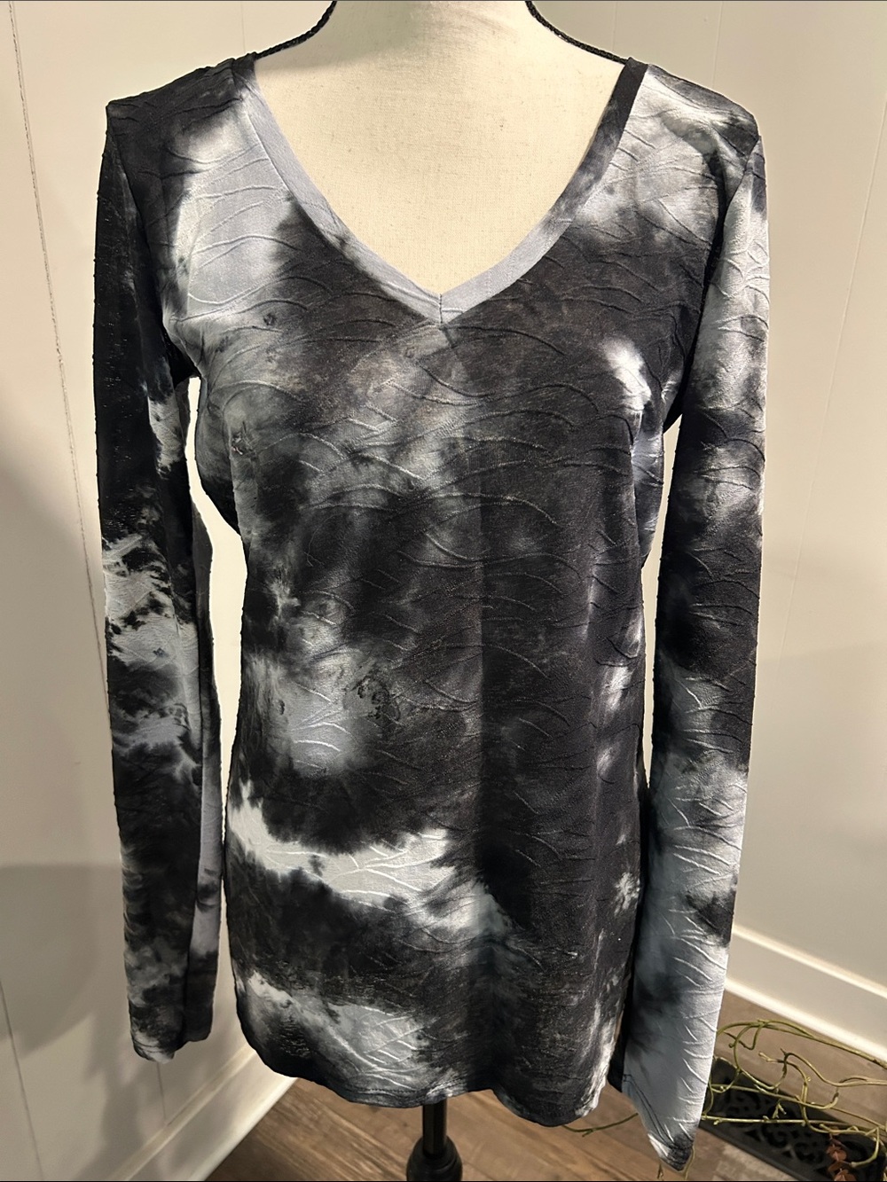 BKE Black and White V-Neck Long Sleeve Tie-Dye Top